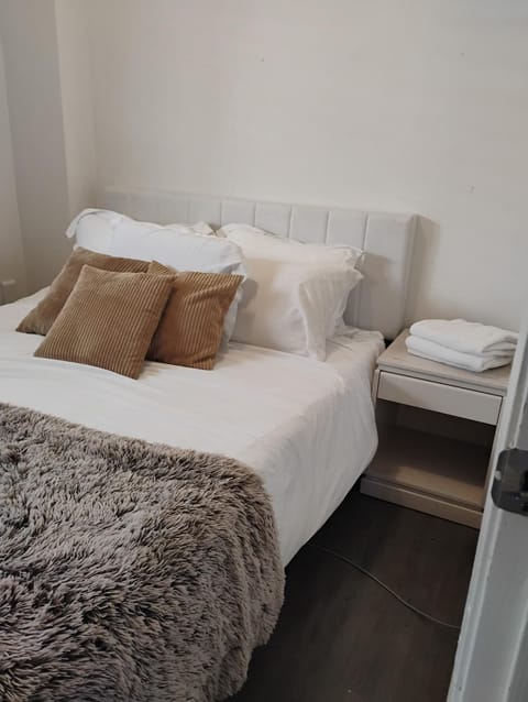 Quiet-comfy 3 bedroom house on a tree lined street in Kitsilano Bed and Breakfast in Vancouver