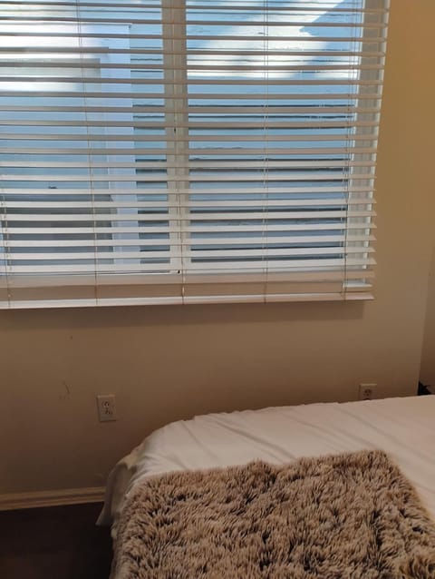 Quiet-comfy 3 bedroom house on a tree lined street in Kitsilano Bed and Breakfast in Vancouver