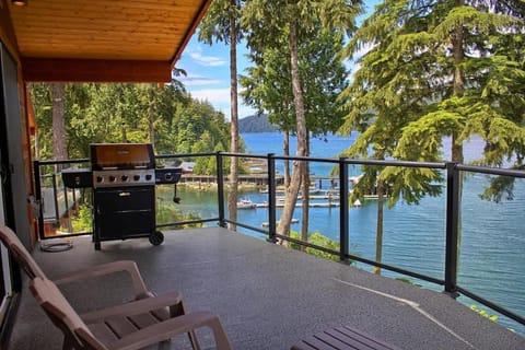 Wickham's Wake - 3BR Oceanfront - pet friendly House in Cowichan Valley
