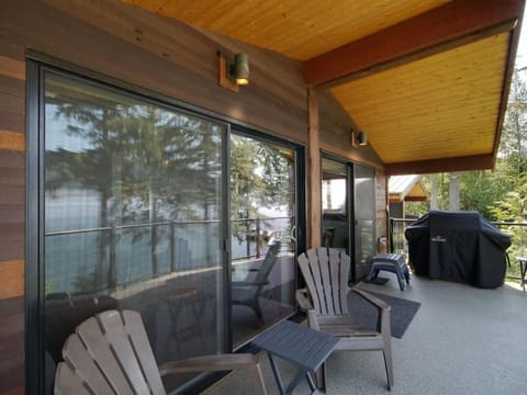 Wickham's Wake - 3BR Oceanfront - pet friendly House in Cowichan Valley