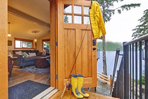 Wickham's Wake - 3BR Oceanfront - pet friendly House in Cowichan Valley