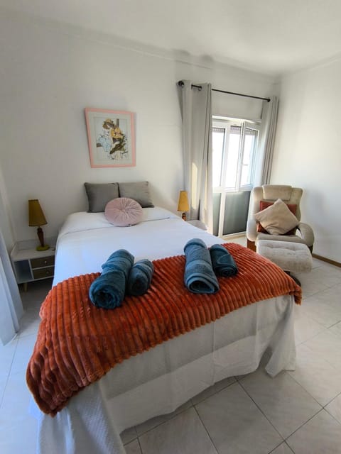 Bed, Bedroom, towels