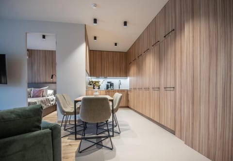 Coffee/tea facilities, Kitchen or kitchenette, Living room, Seating area, Dining area, stove