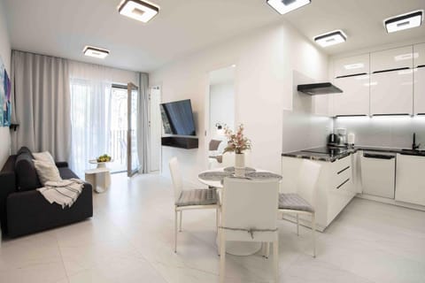 TV and multimedia, Kitchen or kitchenette, Living room, Seating area, Dining area, stove