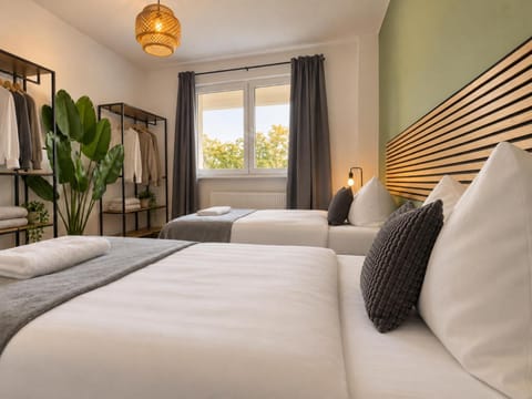 Bed, TV and multimedia, Bedroom