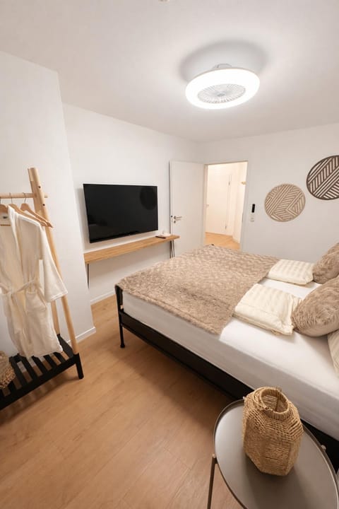 Bed, TV and multimedia, Photo of the whole room, Bedroom, towels