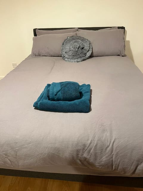 2-Bed Home with Parking, Near Airport, NEC & JLR House in Solihull