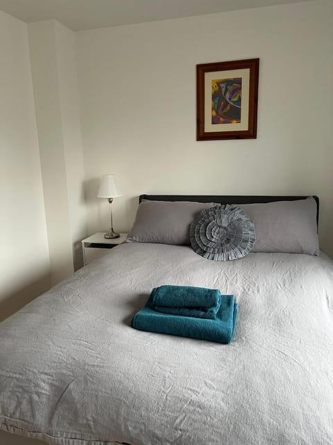 2-Bed Home with Parking, Near Airport, NEC & JLR House in Solihull