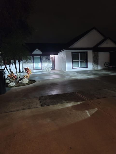 Villa Frankely House in Town N Country