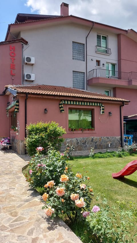 Property building, Facade/entrance, Garden