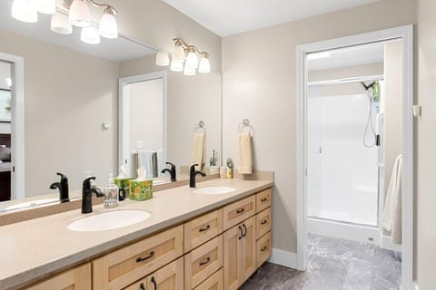 Shower, Bathroom, towels