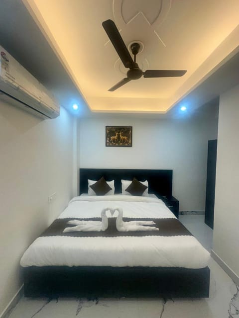 Bed, Photo of the whole room, Bedroom, towels, air conditioner