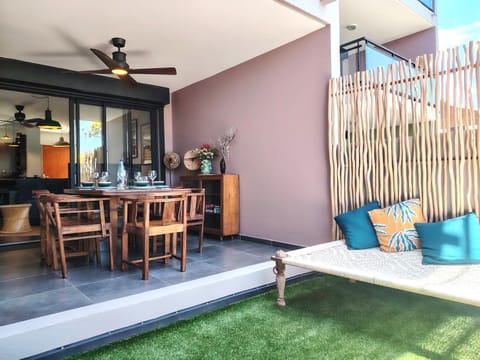 Day, Seating area, Dining area