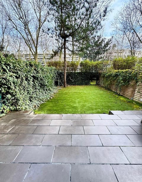 Exceptional apartment with private garden Apartment in Levallois-Perret