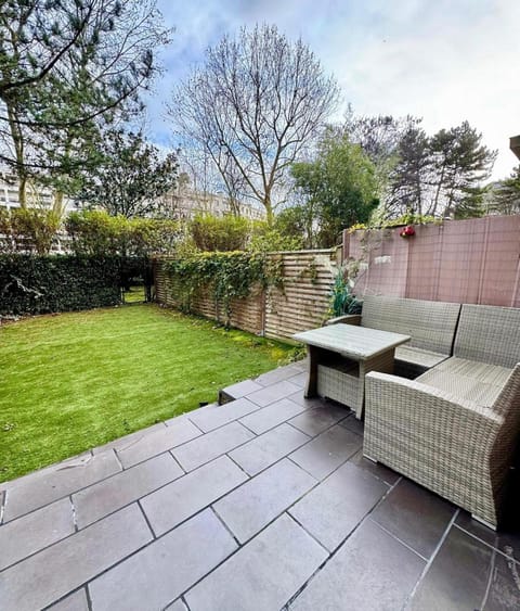 Exceptional apartment with private garden Apartment in Levallois-Perret