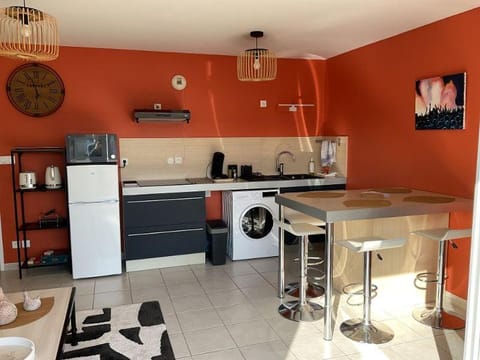 Coffee/tea facilities, Kitchen or kitchenette, Dining area, oven, stove, toaster, washing machine