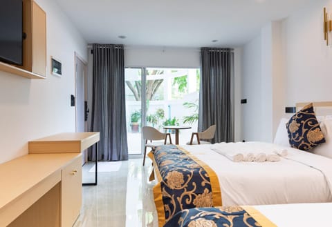 Bed, TV and multimedia, Bedroom, towels