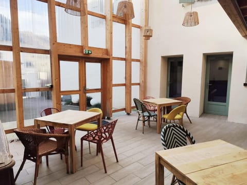 Property building, Patio, Balcony/Terrace, Living room, Seating area, Dining area