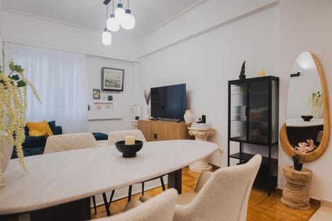 TV and multimedia, Seating area, Dining area