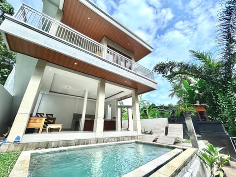 Property building, Balcony/Terrace, Pool view, Swimming pool