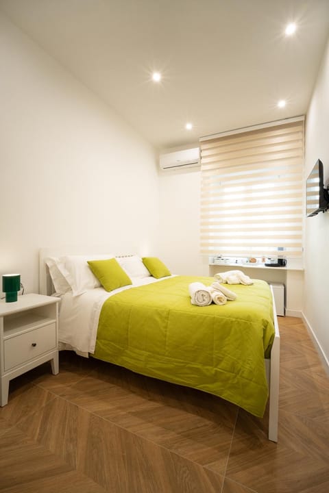 Bed, TV and multimedia, Bedroom, air conditioner