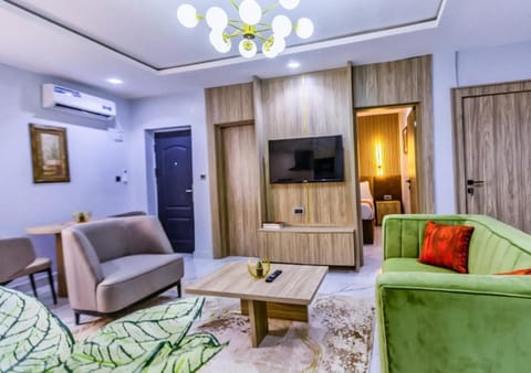 Property building, TV and multimedia, Kitchen or kitchenette, Living room, Seating area, Evening entertainment, wardrobe, air conditioner
