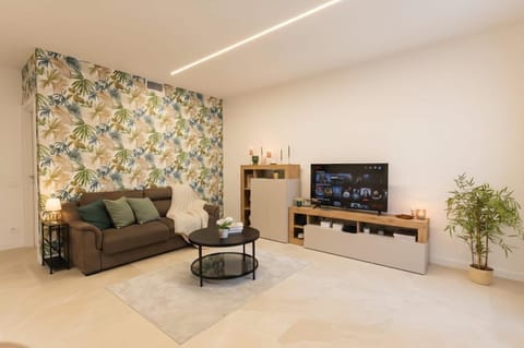 Communal lounge/ TV room, TV and multimedia, Living room, Seating area, Evening entertainment