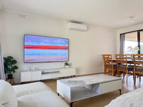 Communal lounge/ TV room, TV and multimedia, Living room, Seating area, Dining area, Evening entertainment, air conditioner