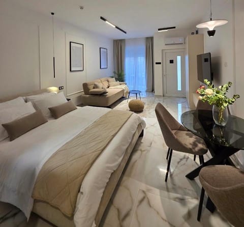 Bed, TV and multimedia, Living room, Photo of the whole room, Seating area, Bedroom