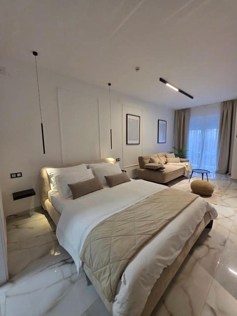 Bed, Living room, Photo of the whole room, Seating area, Bedroom