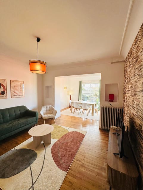 TV and multimedia, Living room, Seating area, Dining area