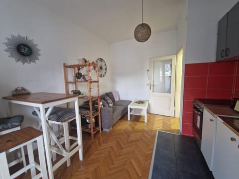 Kitchen or kitchenette, Seating area