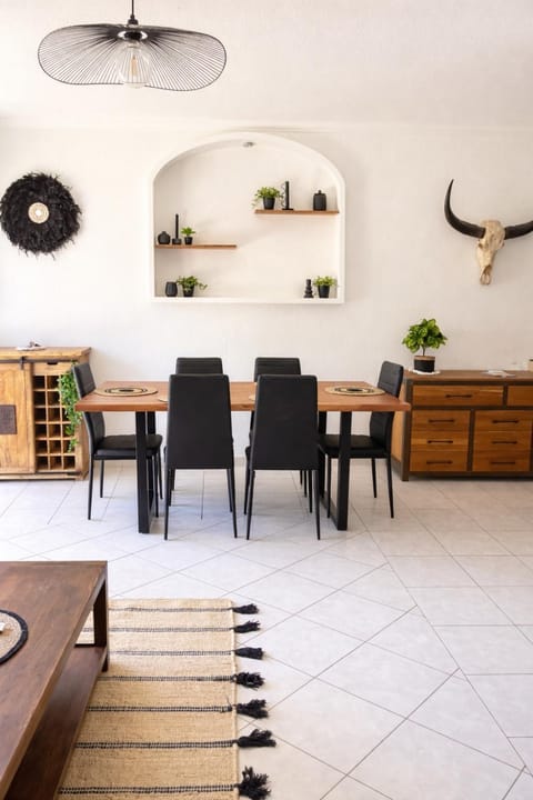 Living room, Decorative detail, Decorative detail, Seating area, Dining area, storage, storage