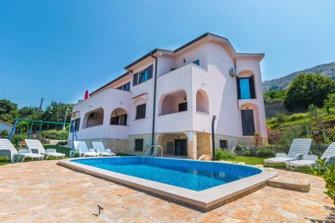 Property building, Garden, Swimming pool, Swimming pool