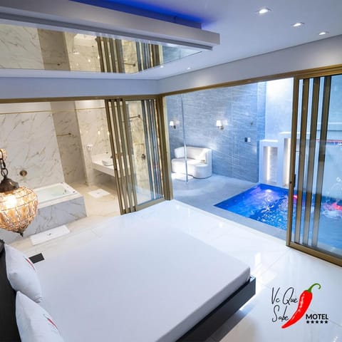 Photo of the whole room, Swimming pool