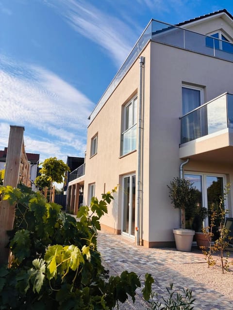 Property building, Garden, Balcony/Terrace, Garden view