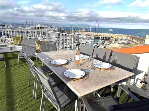 Natural landscape, View (from property/room), Balcony/Terrace, Dining area, Sea view