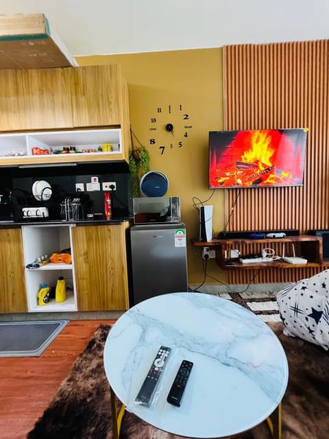 Communal lounge/ TV room, TV and multimedia, Kitchen or kitchenette, Living room, Seating area, Dining area