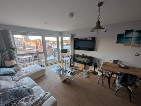 Communal lounge/ TV room, TV and multimedia, Living room, Photo of the whole room, Dining area, Evening entertainment