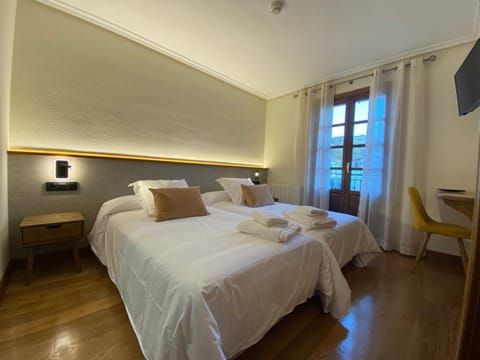 Bed, TV and multimedia, Photo of the whole room, Bedroom, towels