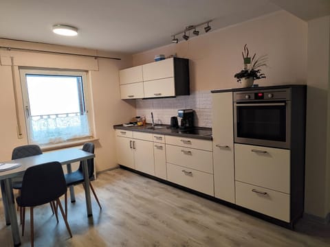 Coffee/tea facilities, Kitchen or kitchenette, Dining area, stove