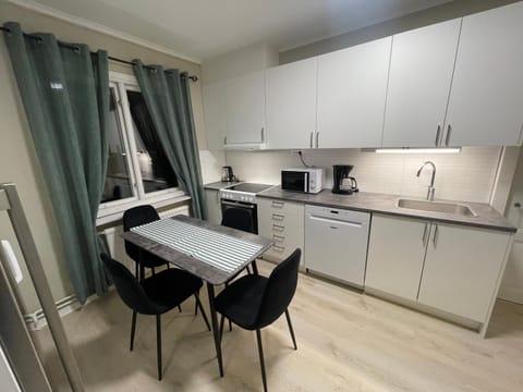 Kitchen or kitchenette, Photo of the whole room, Dining area, dishwasher