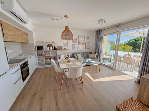 Coffee/tea facilities, Kitchen or kitchenette, Living room, Seating area, Dining area, Beach, dishwasher, internet, oven, stove, washing machine