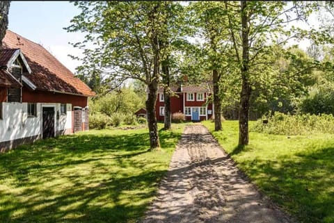 Property building, Spring, Day, Natural landscape, Garden, Garden view, Location