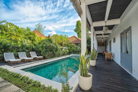 Property building, Day, Garden, Pool view, Swimming pool, sunbed