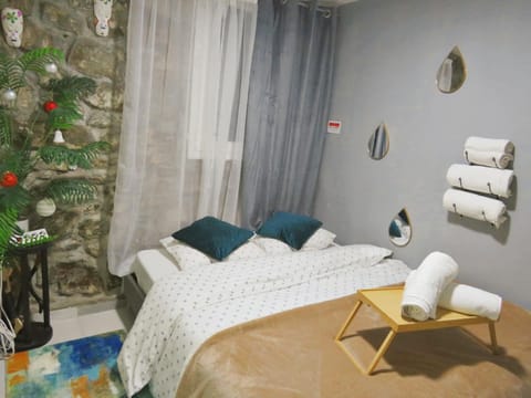 Bed, Photo of the whole room, Bedroom, towels