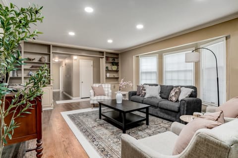 TV and multimedia, Living room, Seating area, Pets, Quiet street view, pet friendly