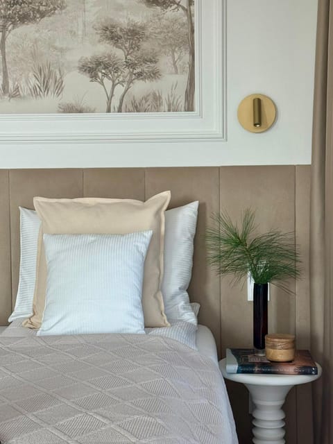 Bed, Day, Photo of the whole room, Decorative detail, Bedroom