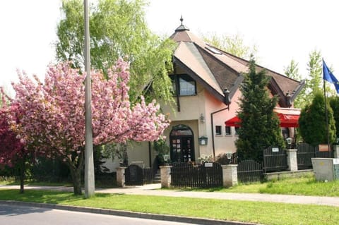 Property building, Day, Garden