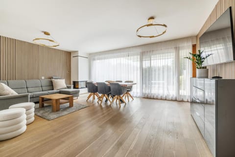 Kitchen or kitchenette, Living room, Seating area, Dining area